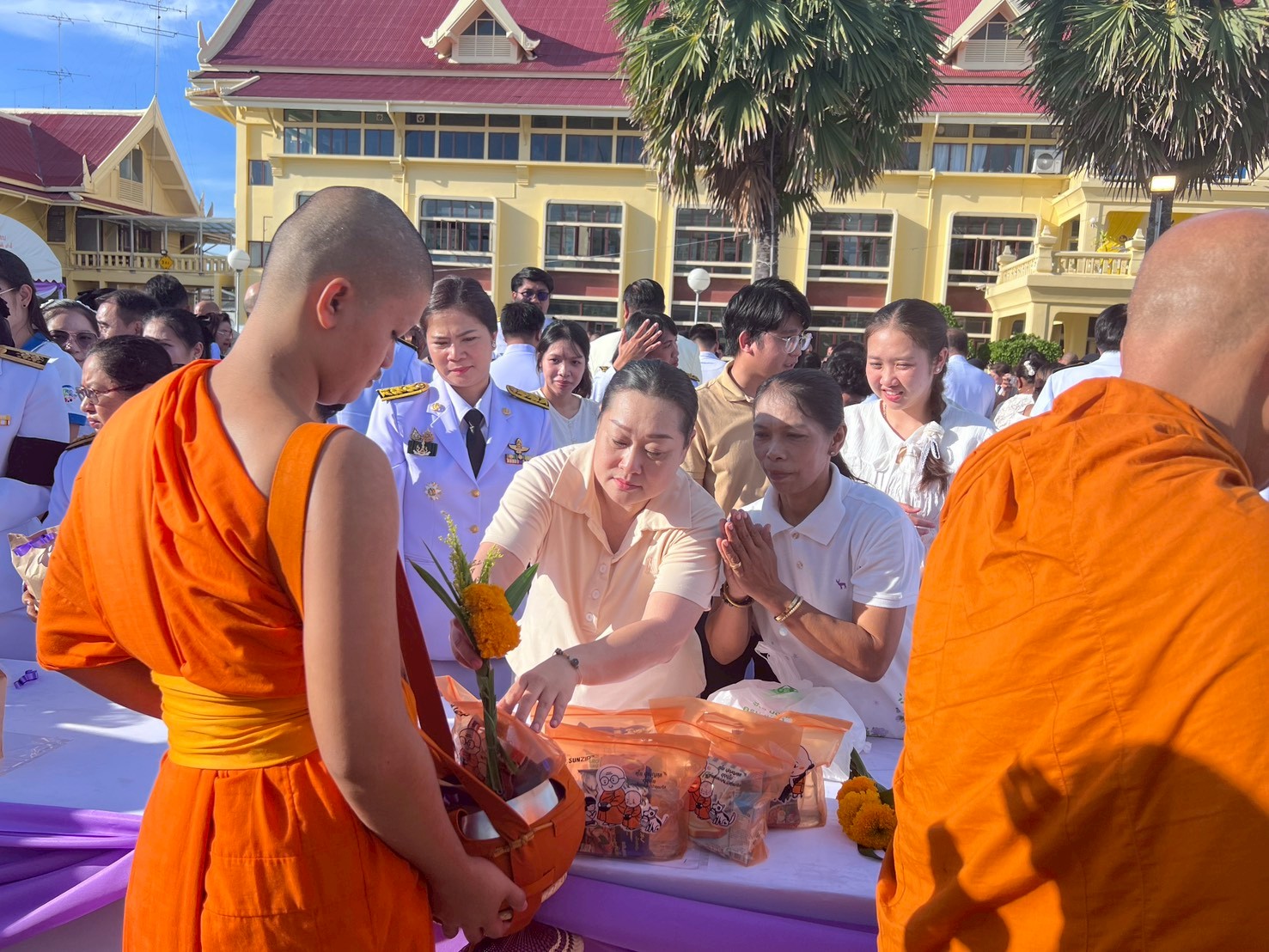 title - ปฏิรูปที่ดินจังหวัดเพชรบุรี พร้อมด้วย เจ้าหน้าที่ส.ป.ก.เพชรบุรี ร่วมพิธีเจริญพระพุทธมนต์และทำบุญตักบาตรถวายเป็นพระราชกุศล เฉลิมพระเกียรติสมเด็จพระนางเจ้าฯ พระบรมราชินี
